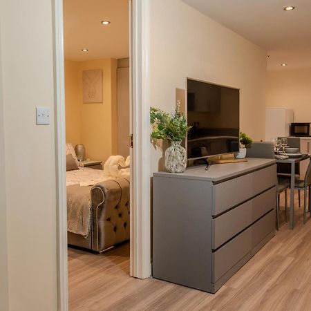 Cosy 1 Bedroom Basement Apartment With Private Patio Area London Exteriör bild