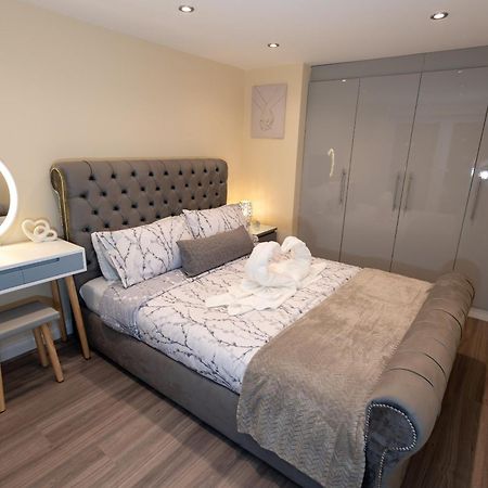 Cosy 1 Bedroom Basement Apartment With Private Patio Area London Exteriör bild
