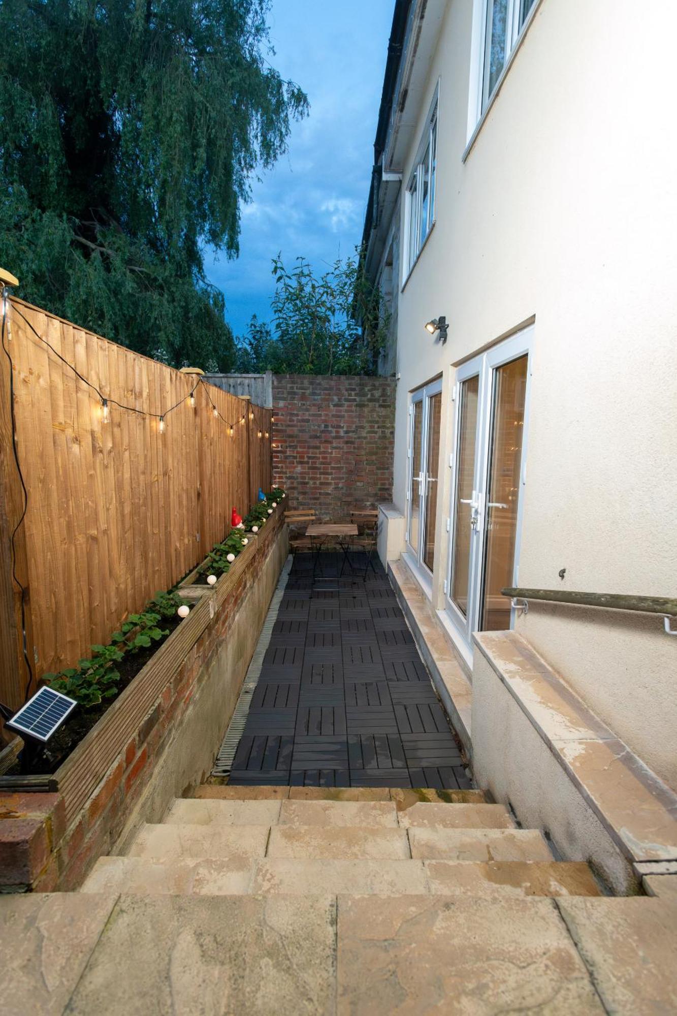 Cosy 1 Bedroom Basement Apartment With Private Patio Area London Exteriör bild