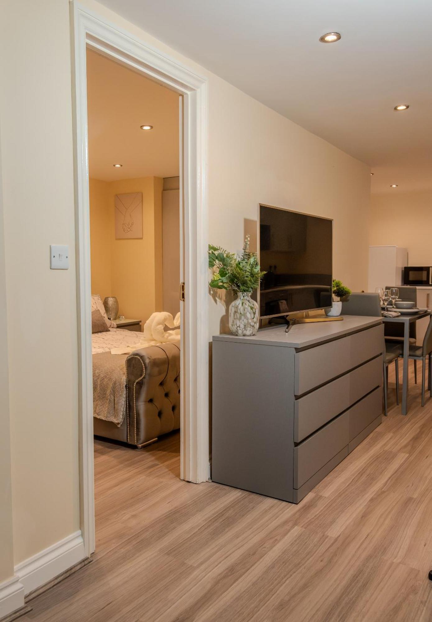 Cosy 1 Bedroom Basement Apartment With Private Patio Area London Exteriör bild