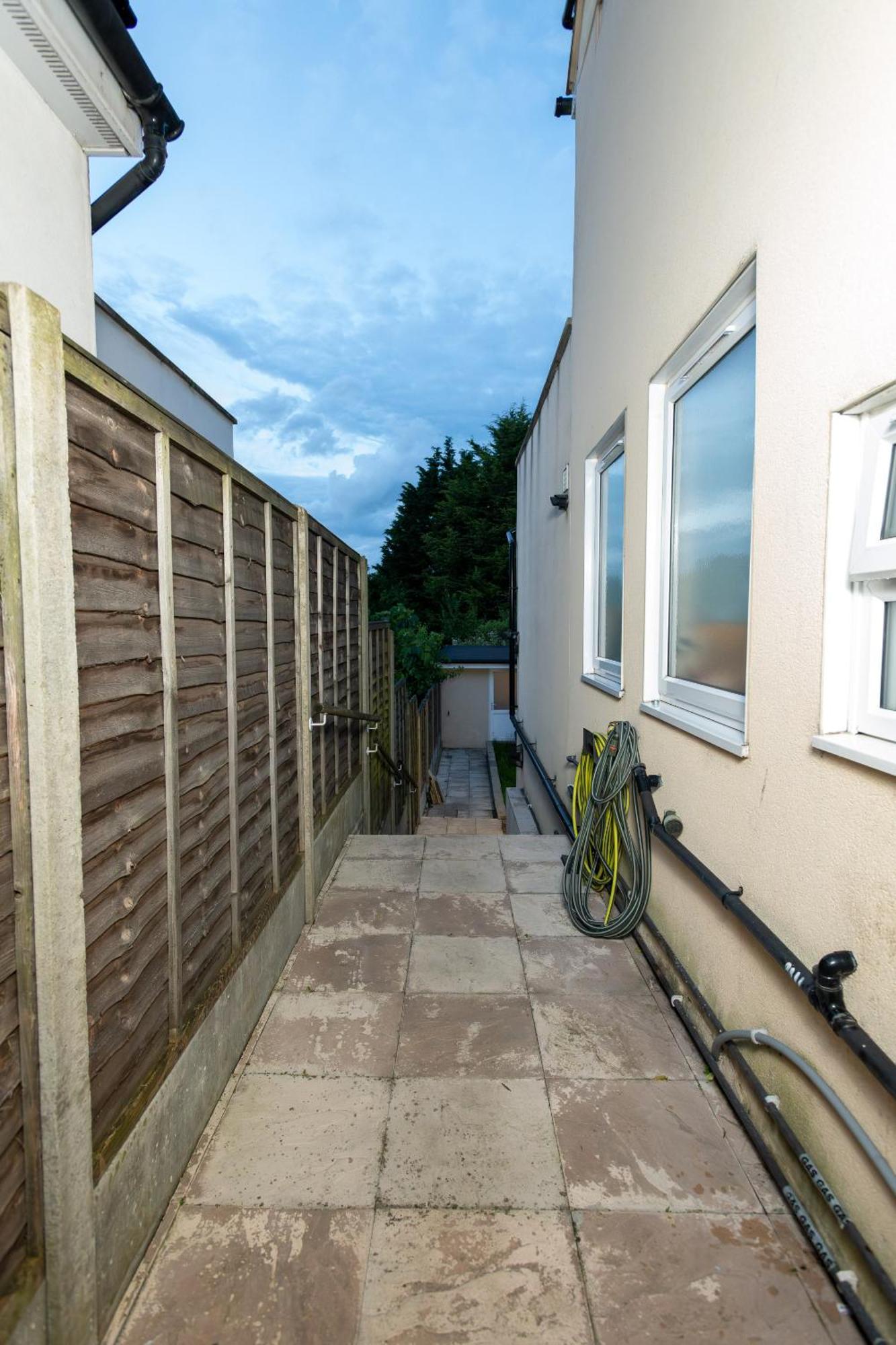 Cosy 1 Bedroom Basement Apartment With Private Patio Area London Exteriör bild