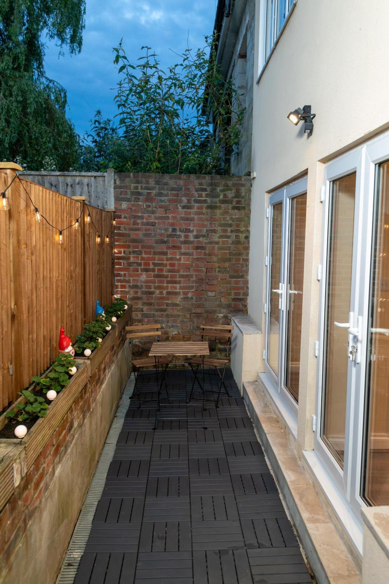 Cosy 1 Bedroom Basement Apartment With Private Patio Area London Exteriör bild